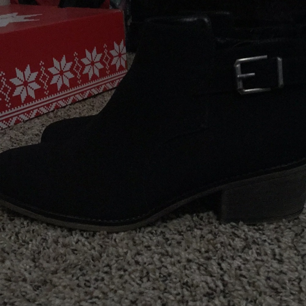 Short heel black woman’s boots